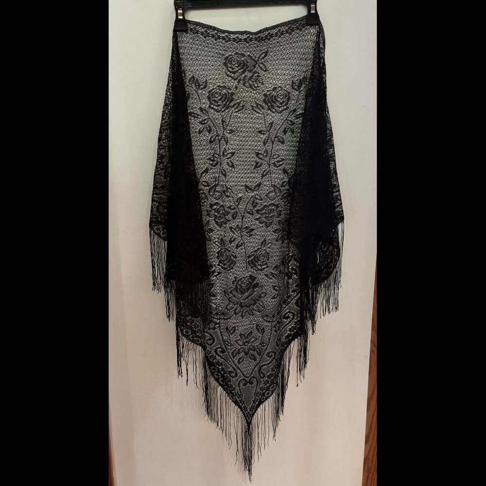 Delicate Shawl Floral Pattern Black with fringe
